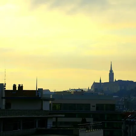 Urban Oasis Near The Danube Boedapest