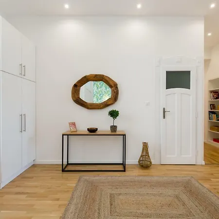 Urban Oasis Near The Danube Boedapest