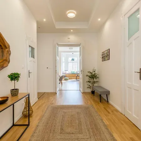 Urban Oasis Near The Danube Appartement