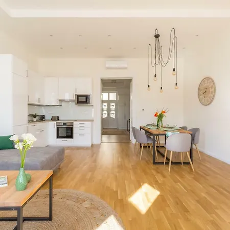 Urban Oasis Near The Danube Appartement Boedapest