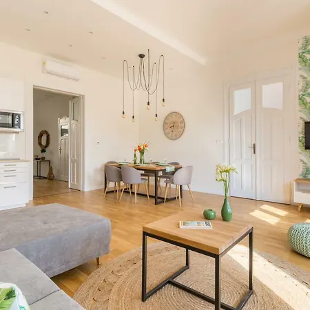 Urban Oasis Near The Danube Appartement