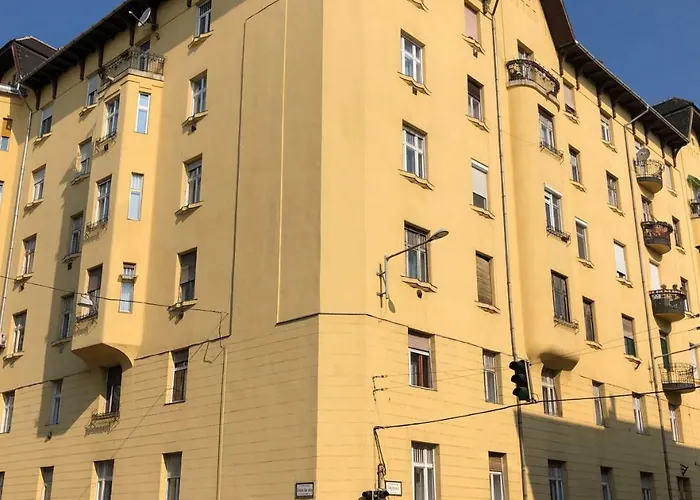 Urban Oasis Near The Danube